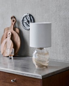 Hite 44cm Off-white bordlampe Fra House Doctor - Den afrundede glasbase er udsmykket med et smukt off-white hvirvelm&oslash;nster, der g&oslash;r hvert stykke unikt og giver lampen et levende udtryk.