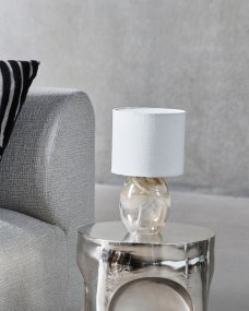 Hite 28cm Off-white bordlampe Fra House Doctor - Den afrundede glasbase er udsmykket med et smukt off-white hvirvelm&oslash;nster, der g&oslash;r hvert stykke unikt og giver lampen et levende udtryk.