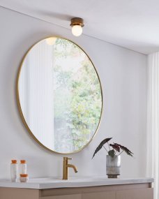 Mosiano Ø11 Guld badeværelseslampe Fra Eglo - Med sin bløde, runde glaskuppel og den guldfarvede metalbund skaber den et varmt og indbydende lys, perfekt til mindre rum såsom entre eller badeværelser.