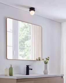 Mosiano Ø11 Sort badeværelseslampe Fra Eglo - Med sin bløde, runde glaskuppel og sorte metalbund skaber den et varmt og indbydende lys, perfekt til mindre rum såsom entre eller badeværelser.