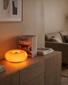 Basile 10cm Orange Fra Eglo - Basile er en dekorativ lampe i orange glas med s&oslash;lvdetaljer og en rund, bl&oslash;d form.