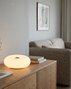 Basile 10cm Hvid Fra Eglo - Basile er en dekorativ lampe i hvidt glas med s&oslash;lvdetaljer og en rund, bl&oslash;d form.