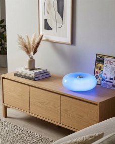 Basile 10cm Blå Fra Eglo - Basile er en dekorativ lampe i blåt glas med sølvdetaljer og en rund, blød form.