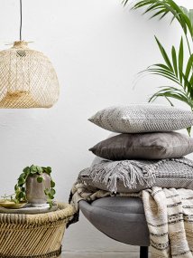 Rodi Ø42 Natur loftslampe Fra Bloomingville - Rodi-pendlen fra Bloomingville er lavet af smuk bambusflet, der spreder et bl&oslash;dt og atmosf&aelig;risk lys i rummet.