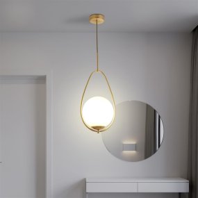 Avalon Ø23 Guld loftslampe Fra Searchlight - Hæng denne stilfulde loftlampe i et klassisk design hvor som helst i dit hjem &ndash; Det runde opalglas kombineret med den gyldne finish skaber en blød, varm glød, der passer perfekt i gangen, stuen eller over en trappe.