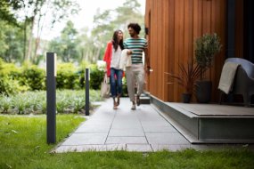 Stratosphere 77cm Antracit pullerter Fra Philips - holder længere end tilsvarende Philips LED udendørslys &ndash; og bruger 50 % mindre energi.