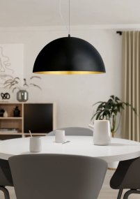Gaetano Ø53 Sort loftslampe Fra Eglo - Denne pendel har en halvkugleformet skærm i en mat sort overflade, som giver et moderne og minimalistisk look.