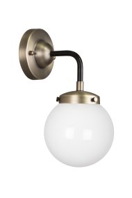 Alley 20cm Antik messing/hvid badeværelseslampe Fra Globen Lighting - Alley passer perfekt på væggen i badeværelset eller køkkenet, hvor den er IP44-klassificeret.