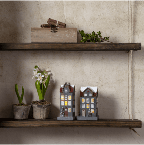 Hus 2-pk Grå Fra Star Trading - Passer perfekt i hele den m&oslash;rke &aring;rstid og bliver en stemningsfuld dekoration til advent og jul.