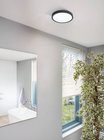 Fueva 5 28cm Sort badeværelseslampe Fra Eglo - Den runde form og den hvide diffuser spreder et jævnt og behageligt lys, der er perfekt til at oplyse både små og store rum.