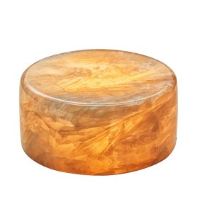 Marble 4cm Beige Fra Unison - Marmorbordlampen er lavet af &aelig;gte, poleret marmor i en varm beige tone, der skaber en bl&oslash;d og atmosf&aelig;risk gl&oslash;d.