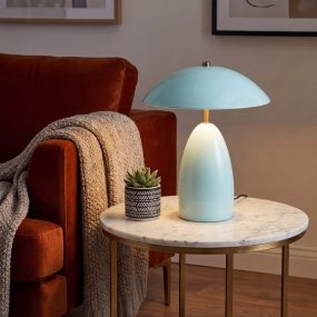 Poppy 35cm Lyseblå Fra Elstead Lighting - Poppy er en dekorativ bordlampe med bl&oslash;de former og en blank sk&aelig;rm kombineret med messingdetaljer.