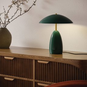 Poppy 35cm Grøn Fra Elstead Lighting - Poppy er en dekorativ bordlampe med bl&oslash;de former og en dyb m&oslash;rkegr&oslash;n farve, der er kombineret med messingdetaljer.