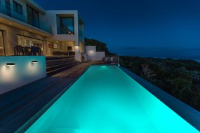 Tossa Sensor Sort solcellelampe Fra Ledvance - Fremstillet af rustfrit stål og med en IP44-klassificering er den både vejrbestandig og robust.