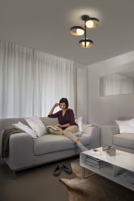 Memphis Ø32 Sort plafond Fra Ledvance - De tre kugleformede glaskupler i opalglas giver flot lysspredning i rummet.