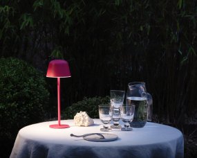 Table USB 30cm Magenta bærbar Fra Ledvance - Med en IP54-klassificering er den vejrbestandig og perfekt til både indendørs og udendørs brug.