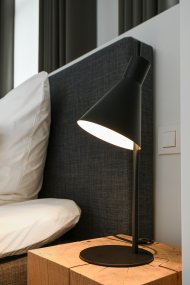 Tokio 44cm Sort skrivebordslampe Fra Ledvance - Lampen har en integreret LED p&aring; 5W med 420lm og 3000K varmt hvidt lys.