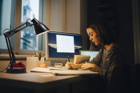 Office Pear 40cm Sort skrivebordslampe Fra Ledvance - Armen med tv&aring; leder g&aring;r att vinkla och justera i h&ouml;jd och sidled vilket g&ouml;r det till en flexibel lampa, ut&ouml;ver det har den en vridbar sk&auml;rm f&ouml;r individuell inst&auml;llning av ljuset.