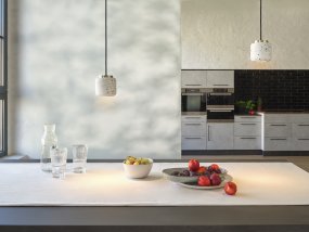 Terrazzo Ball Ø10 Hvid loftslampe Fra Ledvance - Detaljerna i m&auml;ssing bidrar med en elegans till rummet.