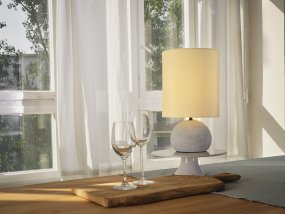 Impact 38cm Grå bordlampe Fra Ledvance - Lampfoten i betong och den beiga sk&auml;rmen skapar ett jordn&auml;ra intryck och ger en fin ljusspridning.