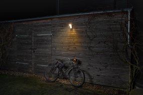 PRO Spot Sensor 16W Mørkegrå udendørslampe Fra Ledvance - Den inbyggda r&ouml;relse-&nbsp;och skymningssensorn g&ouml;r att lampan t&auml;nds automatiskt vid r&ouml;relse i m&ouml;rker, vilket ger b&aring;de s&auml;kerhet och energieffektivitet.