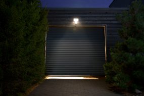 Flood Sensor 27W 4000K Mørkegrå udendørslampe Fra Ledvance - Du kan ocks&aring; v&auml;lja att st&auml;nga av sensorn helt och d&aring; ist&auml;llet anv&auml;nda dig av timern, lampan &auml;r d&aring; t&auml;nd i 6h och sl&auml;ckt resterande timmar p&aring; dygnet.