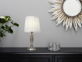 Ines 34cm Antik sølv Fra Cottex - Ines bordlampe i metal og tekstil er en elegant klassiker, der giver en tidløs charme til ethvert rum.