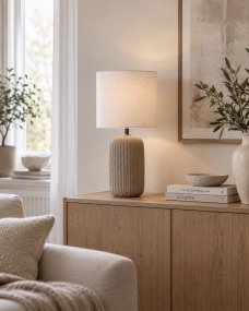 Palizzo 33cm Brun bordlampe Fra Nordic Lighting - Basen har en mat, sandlignende finish i en varm brun tone og en ribbet struktur, der giver lampen et bl&oslash;dt og dekorativt udtryk.