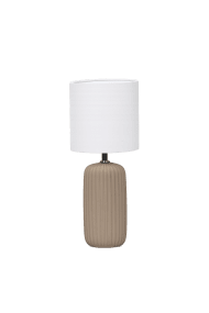 Palizzo 33cm Brun bordlampe Fra Nordic Lighting - Basen har en mat, sandlignende finish i en varm brun tone og en ribbet struktur, der giver lampen et bl&oslash;dt og dekorativt udtryk.