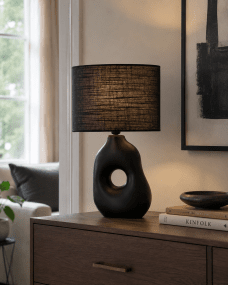 Pikazo 45cm Sort bordlampe Fra Lampan - Pikazo bordlampen i sort har en unik keramisk base med en skulpturel form og et dekorativt, gennemg&aring;ende hul, suppleret af en matchende, oval h&oslash;rsk&aelig;rm.