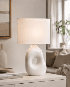 Pikazo 45cm Hvid bordlampe Fra Lampan - Pikazo bordlampen har en unik keramisk base med en skulpturel form og et dekorativt, sammenh&aelig;ngende h&aring;r, kombineret med en hvid og oval h&oslash;rsk&aelig;rm.
