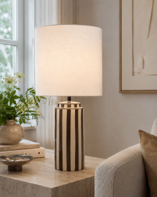 Faro 50cm Brun/hvid bordlampe Fra Nordic Lighting - Lampefoden er lavet af keramik med en cremet hvid base og brune striber, der giver et livligt, men afbalanceret indtryk.
