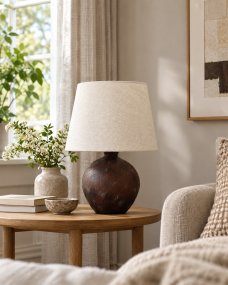 Bellmini 30cm Mørkebrun Fra Nordic Lighting - Bellmini bordlampen har en smuk keramisk base i en mørkebrun, rustik finish og en beige hørskærm.