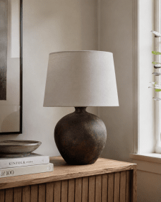 Bella 42cm Mørkebrun bordlampe Fra Nordic Lighting - Bella bordlampen har en smuk keramisk base i m&oslash;rkebrun, rustik finish og en beige h&oslash;rsk&aelig;rm.