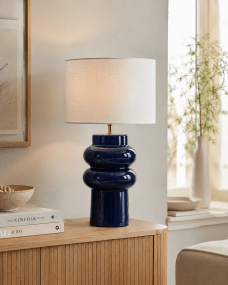 Anelli 56cm Blå bordlampe Fra Nordic Lighting - Anelli&nbsp;bordlampe med bl&aring;, blank keramisk fod og hvid linnedsk&aelig;rm er en elegant og moderne indretningsdetalje.