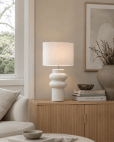 Anelli 56cm Hvid bordlampe Fra Nordic Lighting - Perfekt til at skabe en varm og indbydende atmosf&aelig;re i b&aring;de stue og sovev&aelig;relse.