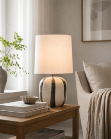 Pholca 38cm Hvid/grøn bordlampe Fra Nordic Lighting - Lampefoden er lavet af keramik med en cremehvid base og gr&oslash;nne striber, der skaber liv og karakter.
