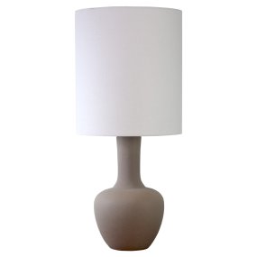 Boda 78cm Sand bordlampe Fra Nordic Lighting - Boda er en stilfuld bordlampe i keramik med en naturlig sandfarvet fod, der giver et bl&oslash;dt og harmonisk udtryk.