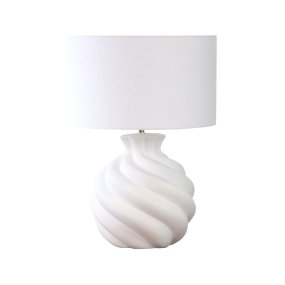 Vindel 52cm Hvid bordlampe Fra Lampan - Lampefoden i keramik har en hvid, struktureret overflade og et bl&oslash;dt hvirvlende design, der giver et livligt og skulpturelt udtryk.
