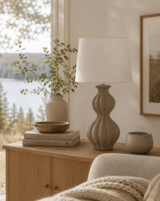 Amfora 67cm Sand bordlampe Fra Lampan - Lampefoden i keramik har en smukt formet silhuet med bl&oslash;de linjer og en struktureret overflade i sandfarve, der giver et naturligt og harmonisk udtryk.