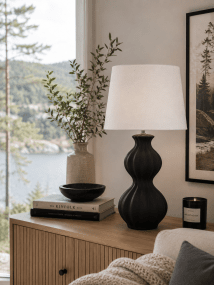 Amfora 67cm Sort bordlampe Fra Lampan - Lampefoden i keramik har en smukt formet silhuet med bl&oslash;de linjer og en glat overflade i sort, der giver et harmonisk udtryk.