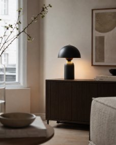 Capello 35cm Sort bordlampe Fra Nordic Lighting - Den dekorative kromdetalje p&aring; toppen giver et elegant l&oslash;ft og g&oslash;r lampen til et smukt indslag i b&aring;de sovev&aelig;relser, stuer og entreer.