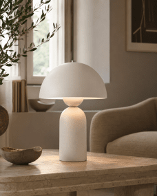 Capello 35cm Hvid bordlampe Fra Nordic Lighting - Den dekorative kromdetalje p&aring; toppen giver et elegant l&oslash;ft og g&oslash;r lampen til et smukt indslag i b&aring;de sovev&aelig;relser, stuer og entreer.