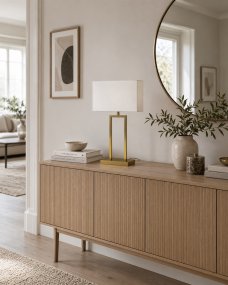 Gemma 52cm Messing bordlampe Fra Nordic Lighting - En elegant bordlampe i metal med en stilfuld messingfinish, der giver et varmt og eksklusivt indtryk.