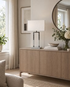 Gemma 52cm Krom bordlampe Fra Nordic Lighting - Den hvide, rektangul&aelig;re lampesk&aelig;rm i tekstil spreder et bl&oslash;dt og behageligt lys, der passer perfekt i b&aring;de sovev&aelig;relser, stuer og entreer.