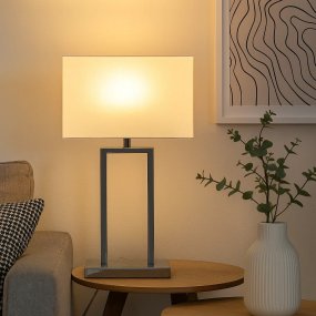 Gemma 52cm Krom bordlampe Fra Nordic Lighting - Den hvide, rektangul&aelig;re lampesk&aelig;rm i tekstil spreder et bl&oslash;dt og behageligt lys, der passer perfekt i b&aring;de sovev&aelig;relser, stuer og entreer.