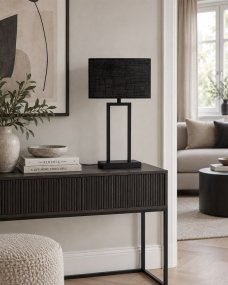 Gemma 52cm Sort bordlampe Fra Nordic Lighting - En stilfuld bordlampe i metal med sort finish, der giver et industrielt og eksklusivt indtryk.