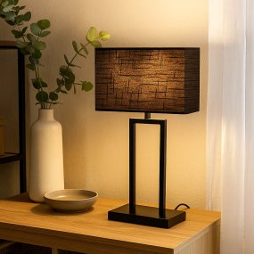 Gemma 52cm Sort bordlampe Fra Nordic Lighting - En stilfuld bordlampe i metal med sort finish, der giver et industrielt og eksklusivt indtryk.