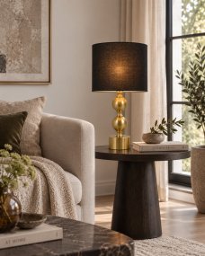 Circolo 48cm Messing/sort bordlampe Fra Nordic Lighting - Circolo bordlampen kombinerer en dekorativ metalbase med en elegant messingfinish og en klassisk sort linnedsk&aelig;rm.