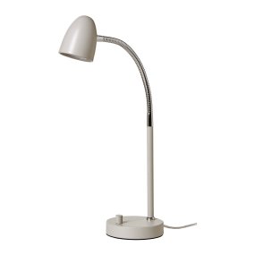 Koster 47cm Sand skrivebordslampe Fra Armaturhantverk - Med sit tidløse design og praktiske lysdæmper på; base, er denne lampe et fremragende valg til både moderne og klassiske interiører.